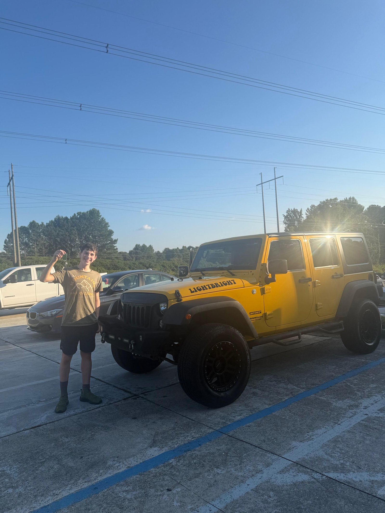 Cliente feliz con su Jeep Wrangler