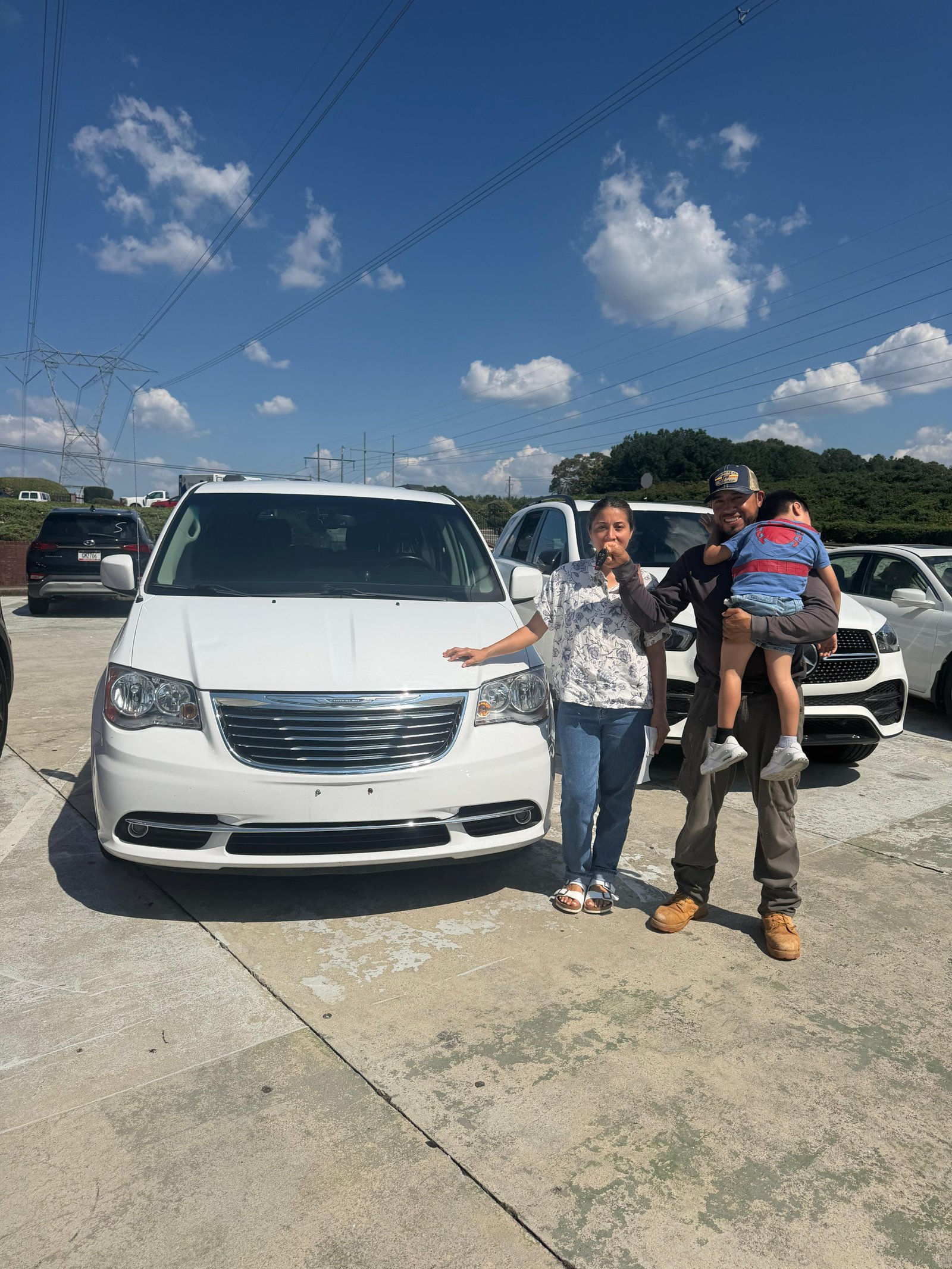 Familia feliz estrenando camioneta